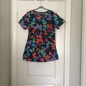 Peaches colorful butterfly scrub top in size S